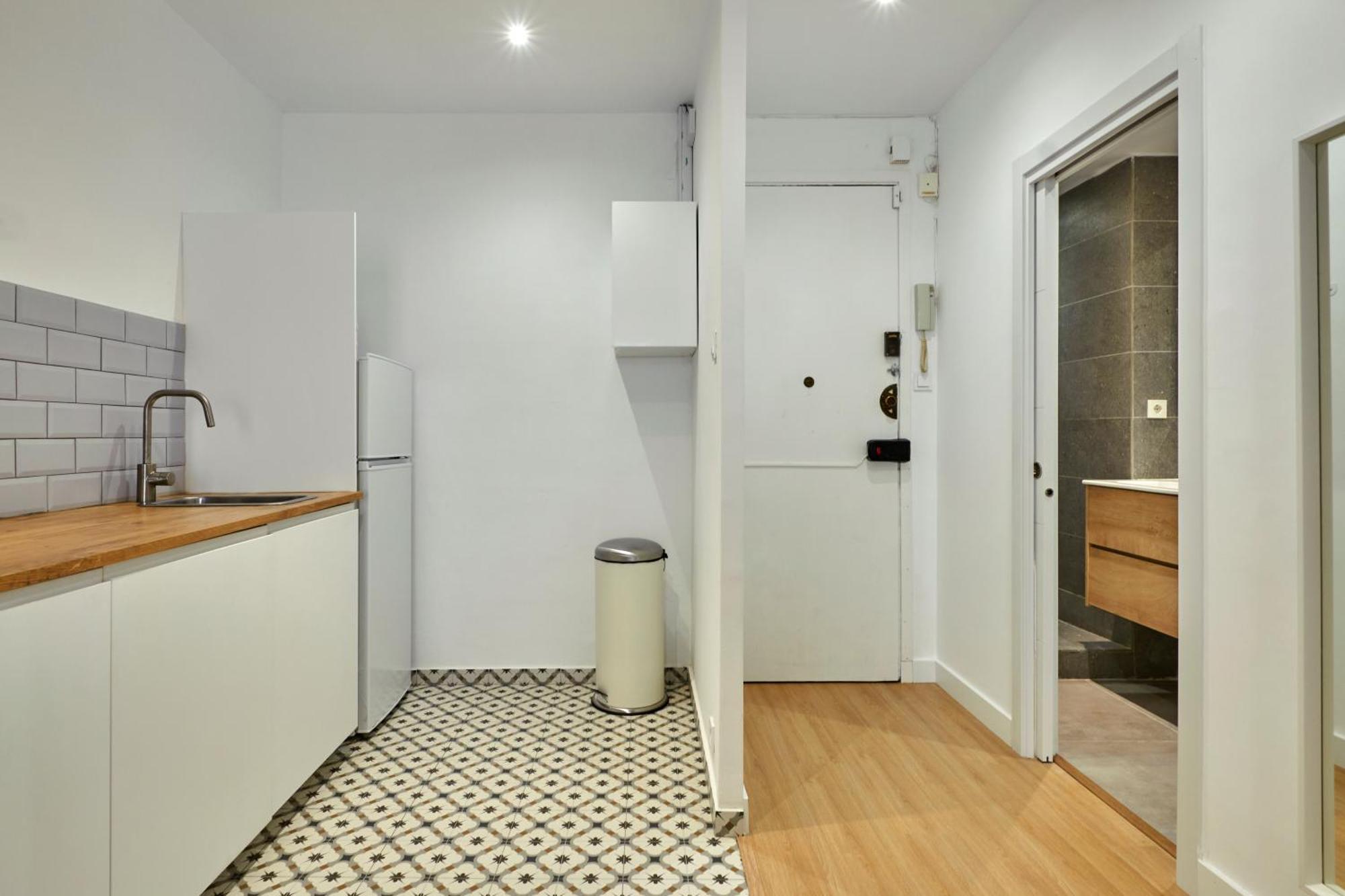 Vibrant And Modern Apartment *