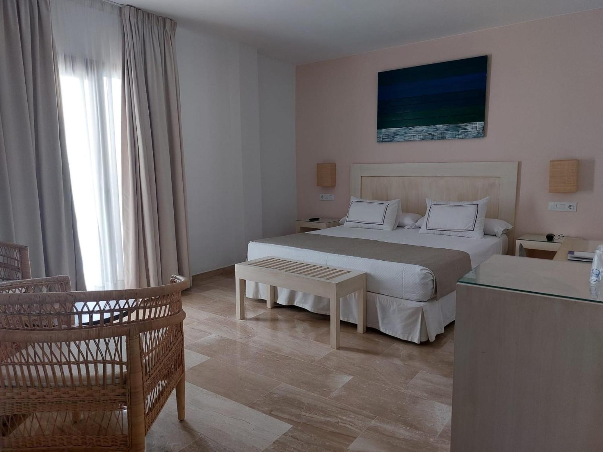 Doña Lola Zahara Hotel 4*