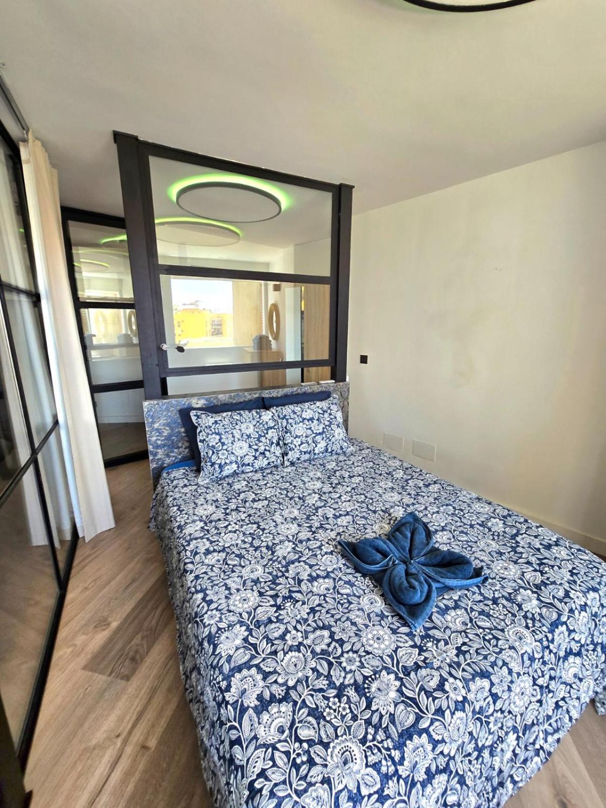 Crystal Elegance City Center With Seasonal Pool Apartamento