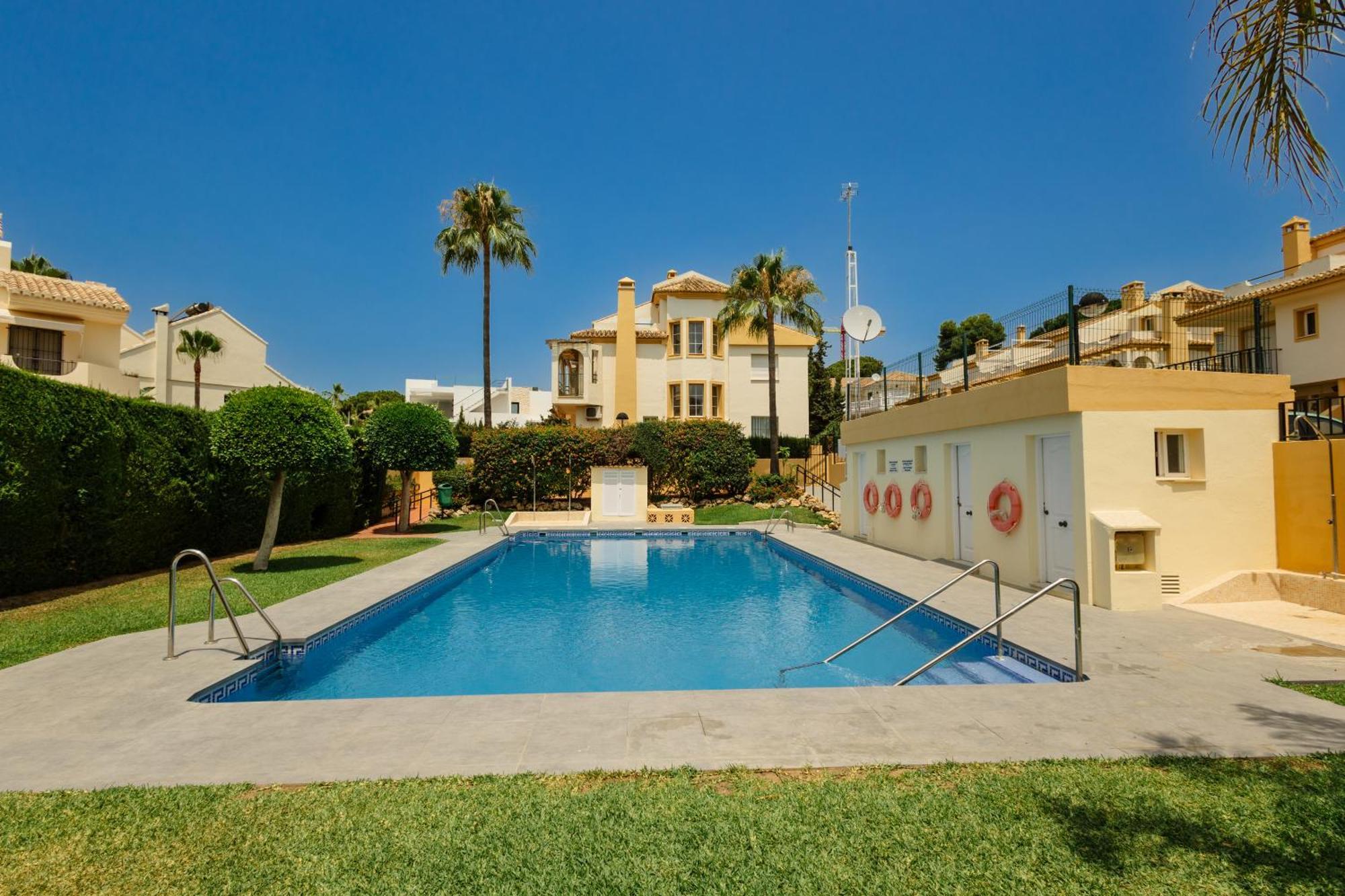 Beautiful Townhouse Walking Distance To The In Costabella, Holiday home *