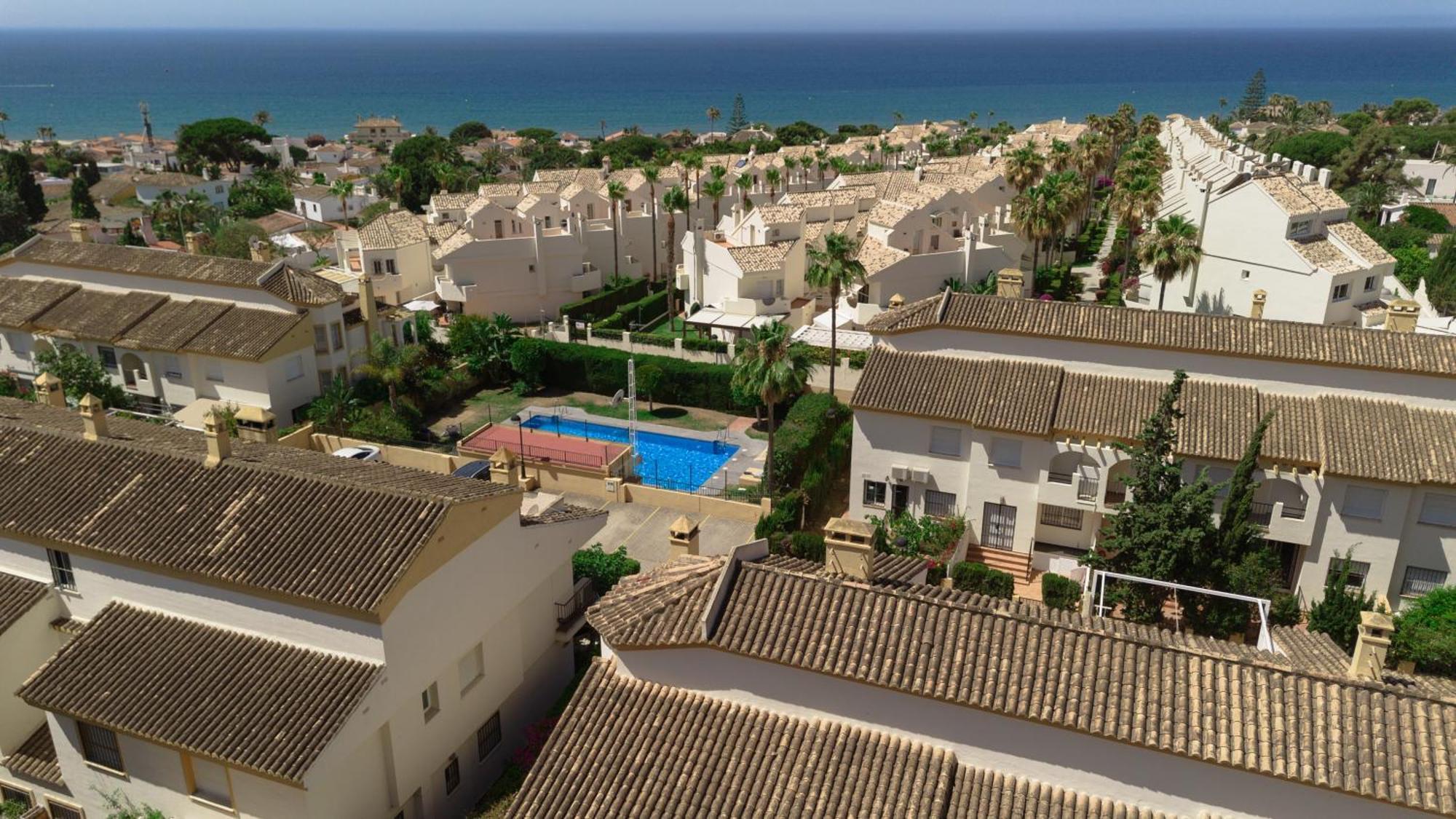 Beautiful Townhouse Walking Distance To The In Costabella, Holiday home Marbella