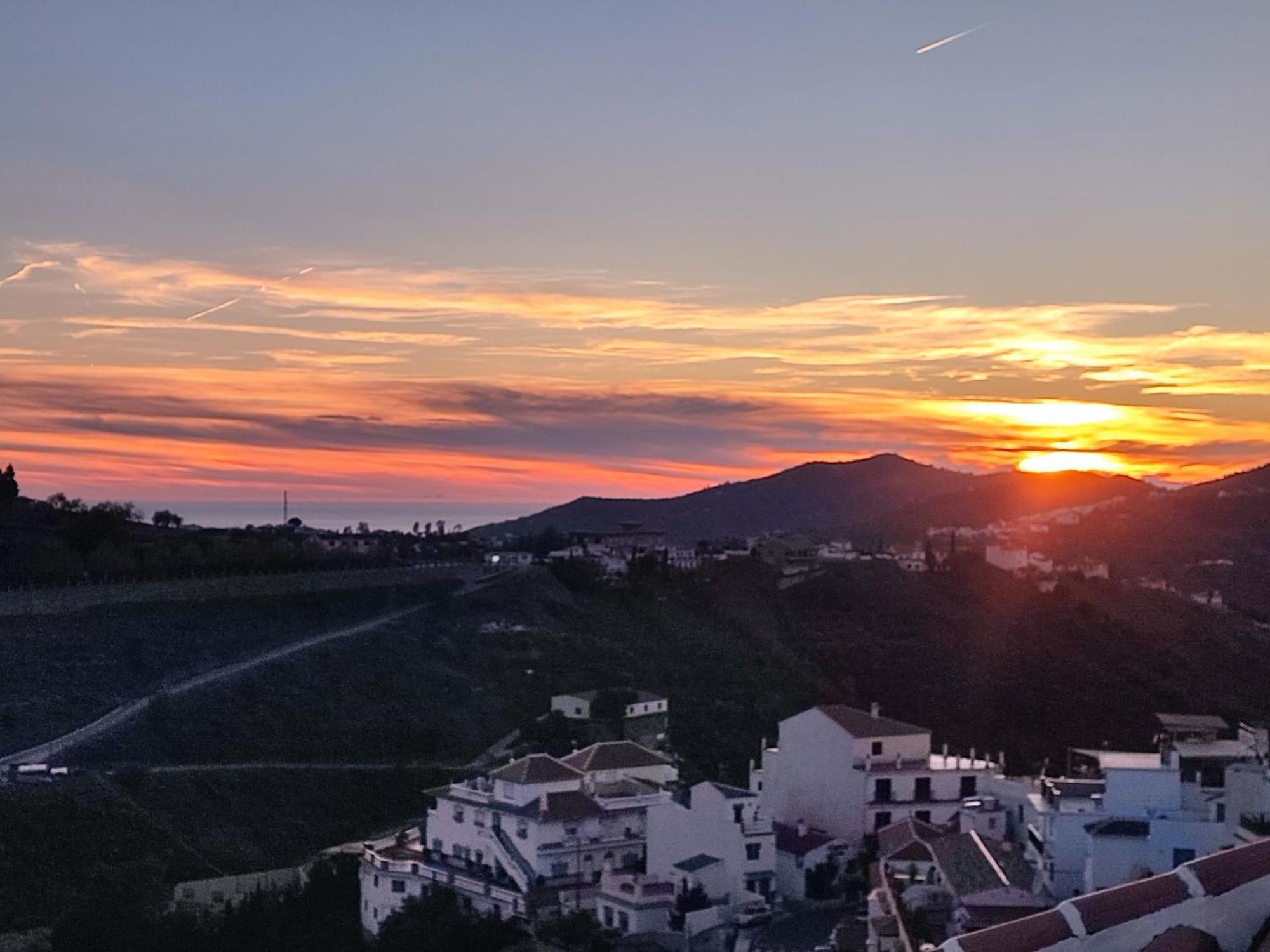 Penthouse With Hot Tub And Air Conditioning Offering Breathtaking Panoramic Mountain And Sea Views