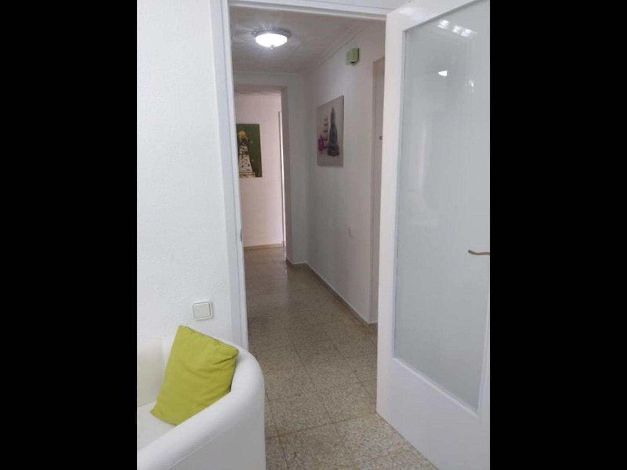 Deluxe 3 Bedroom Apartment, Balcony, 15 Minutes Walk To And Sys2 Alicante