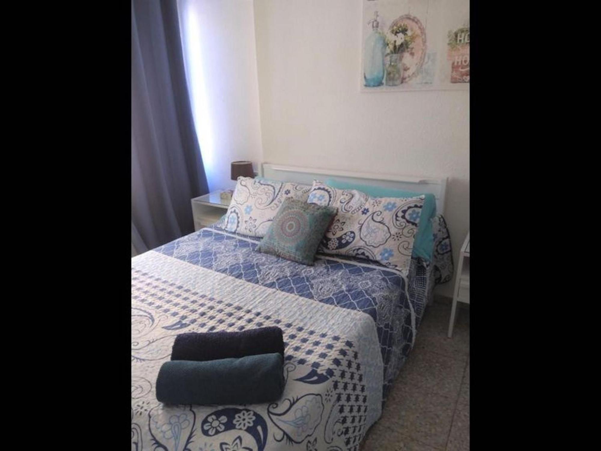 Deluxe 3 Bedroom Apartment, Balcony, 15 Minutes Walk To And Sys2 * Alicante