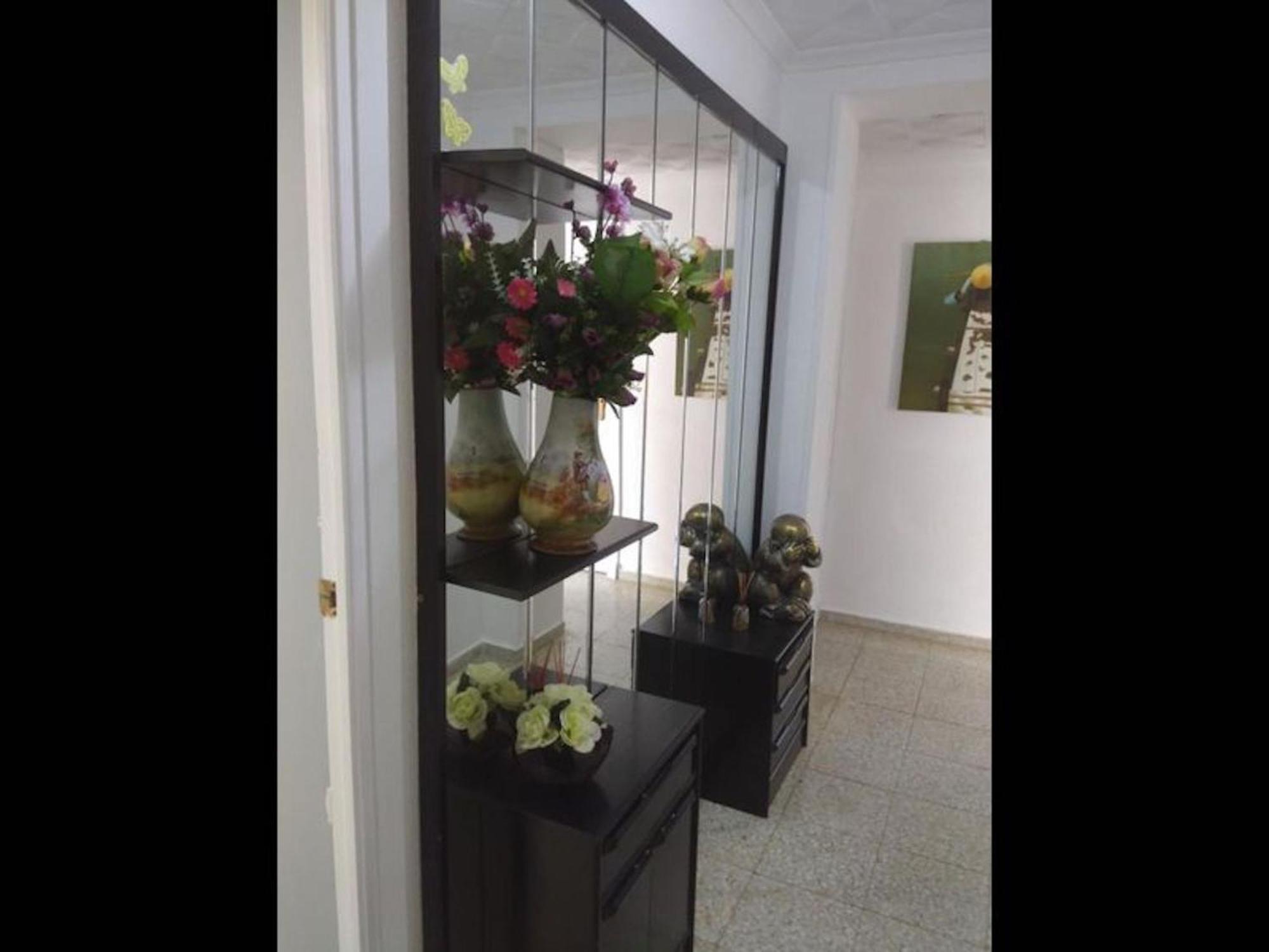 Deluxe 3 Bedroom Apartment, Balcony, 15 Minutes Walk To And Sys2 Apartment
