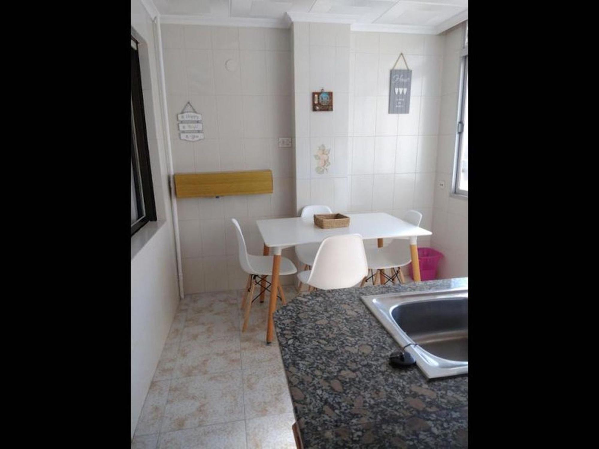 Deluxe 3 Bedroom Apartment, Balcony, 15 Minutes Walk To And Sys2 * Alicante