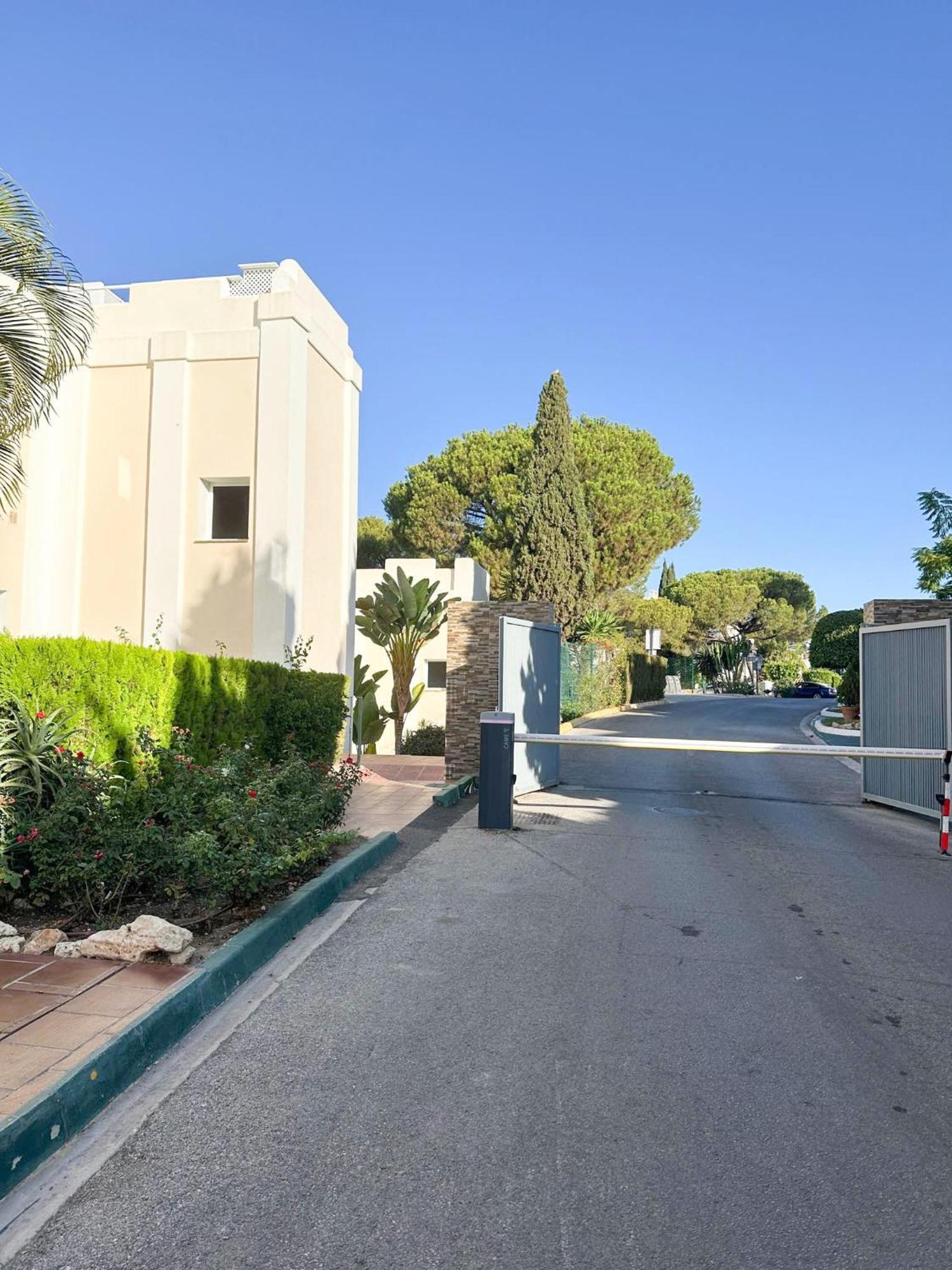 Marbella Golf Garden Apartment Benahavis