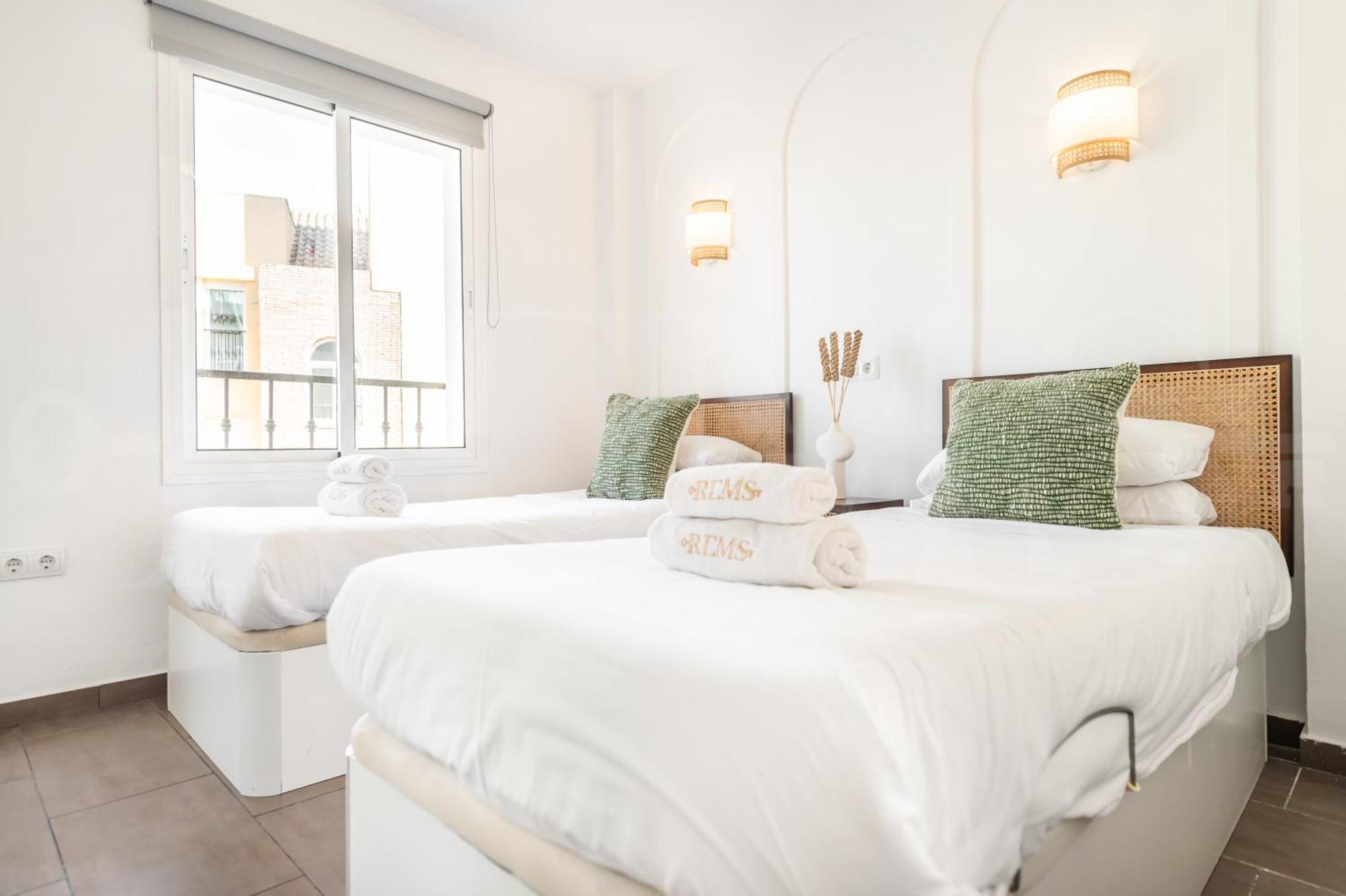 Pool, Sea Views & Parking By Rems Apartment *
