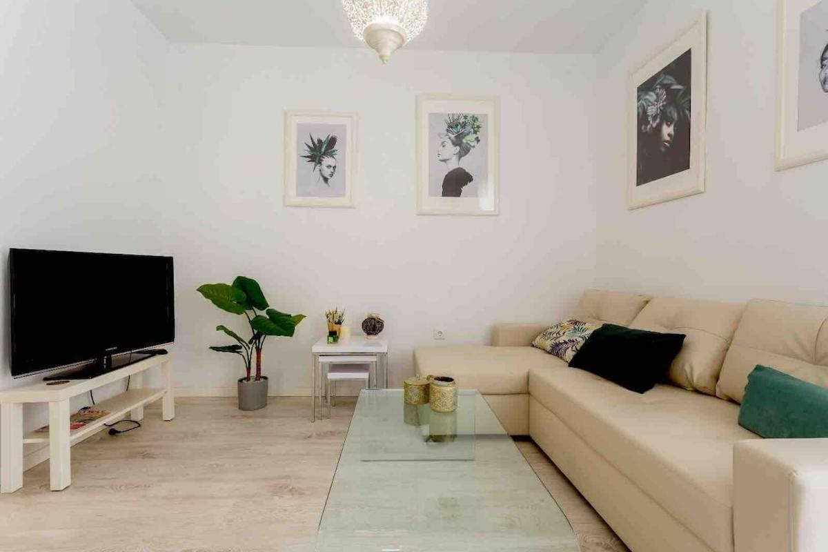 Precioso Piso En Playa Caleta Apartamento *