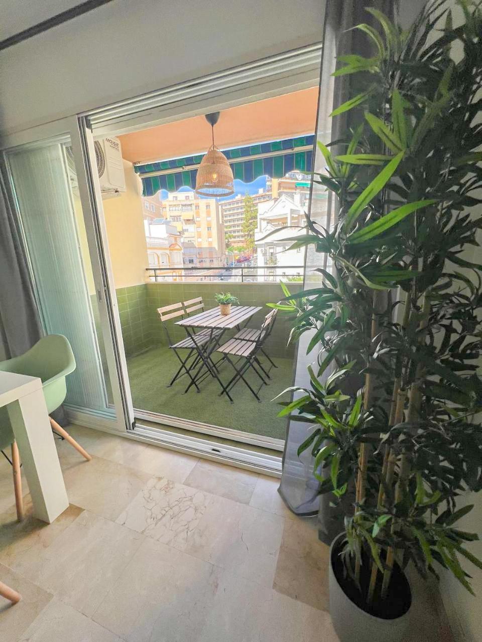 Large & Cozy Centrally Apartamento
