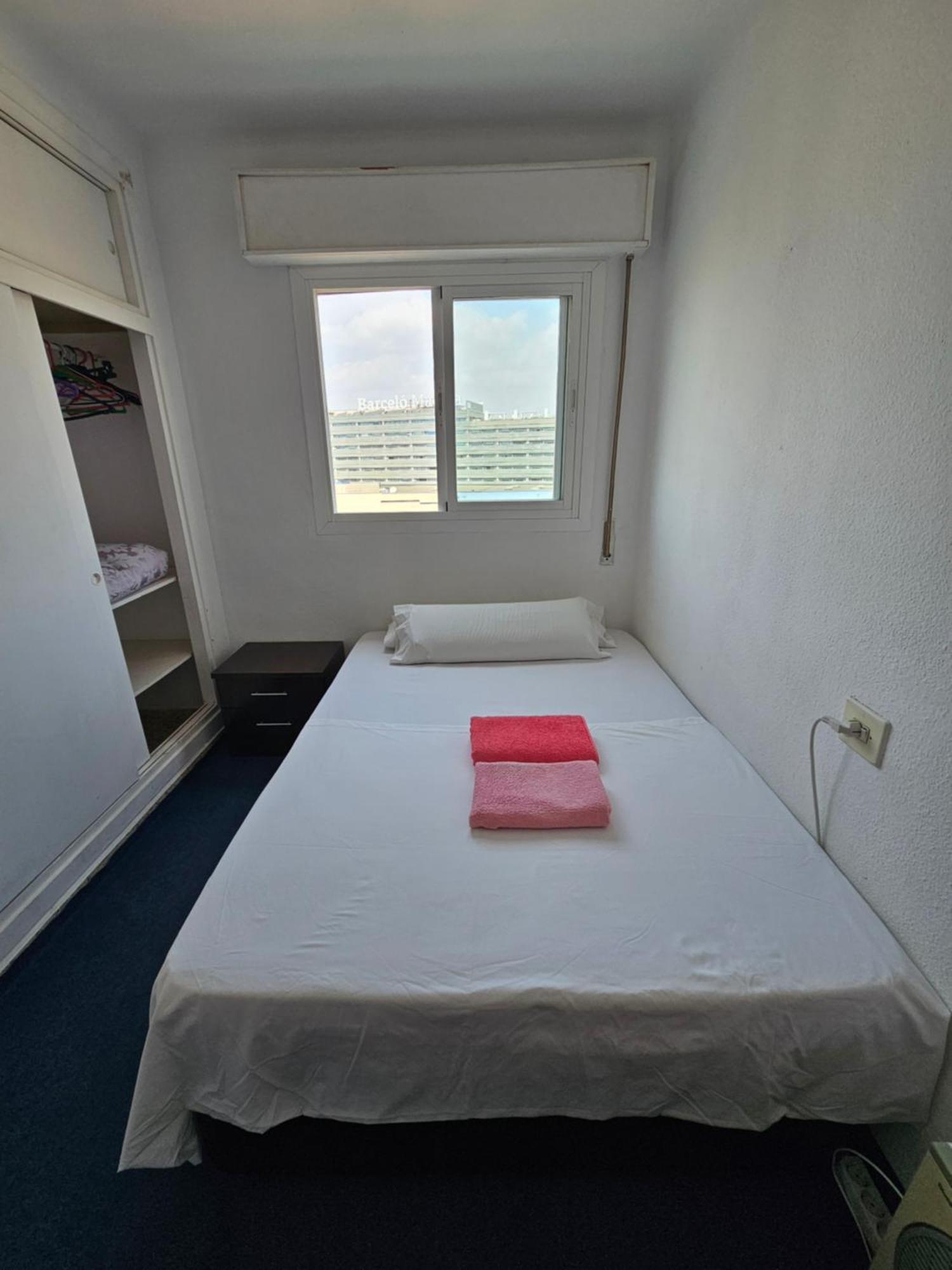 Habitación en casa particular Privada Centro Cerca Tren Maria Zambrano Y Playa Muy Buena Conexion Wifi *