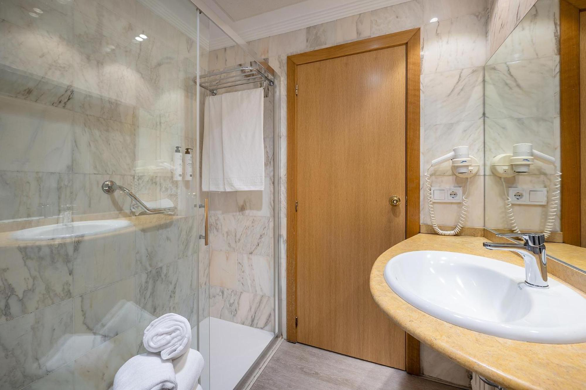 Poseidon Aparthotel 3*