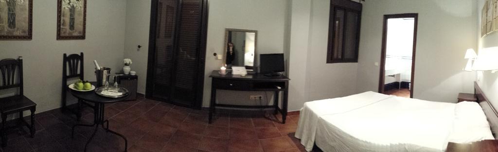María Hotel *