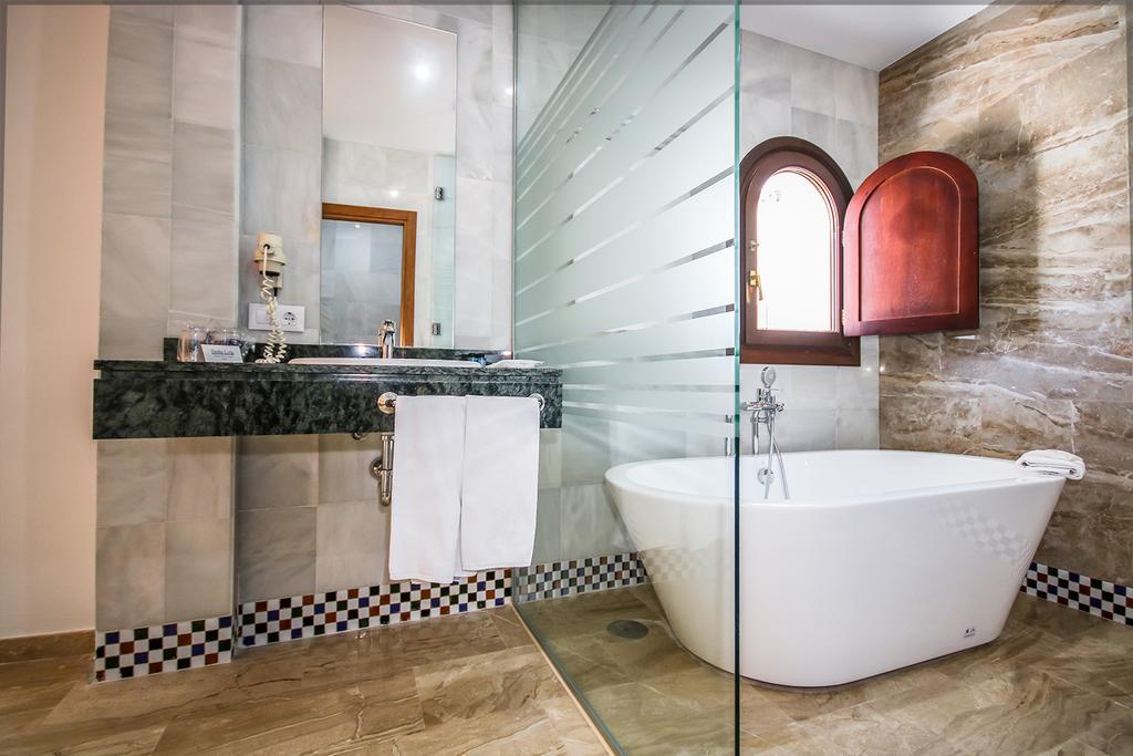Doña Lola Zahara Hotel