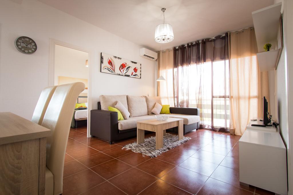 Holidays2torremolinos De 3 Con Terraza Y Piscina Comunitaria Apartamento *