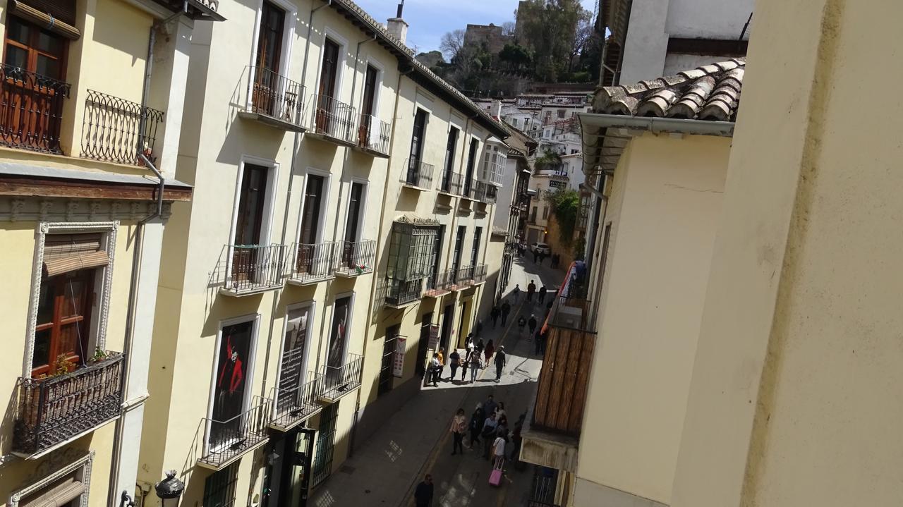 Charming De Gomerez
