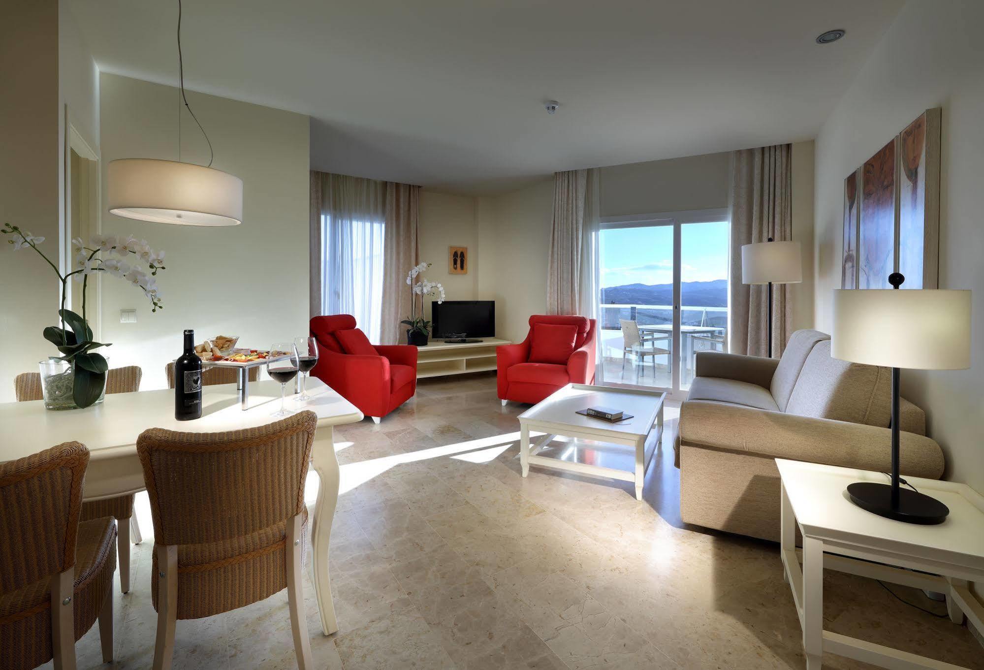 Cordial Golf Aparthotel 4*