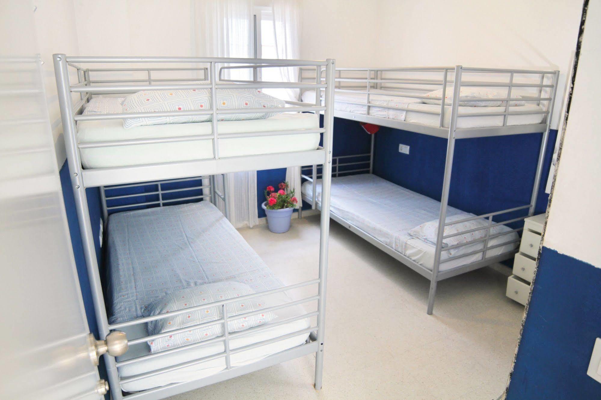Backpackers * Cadiz