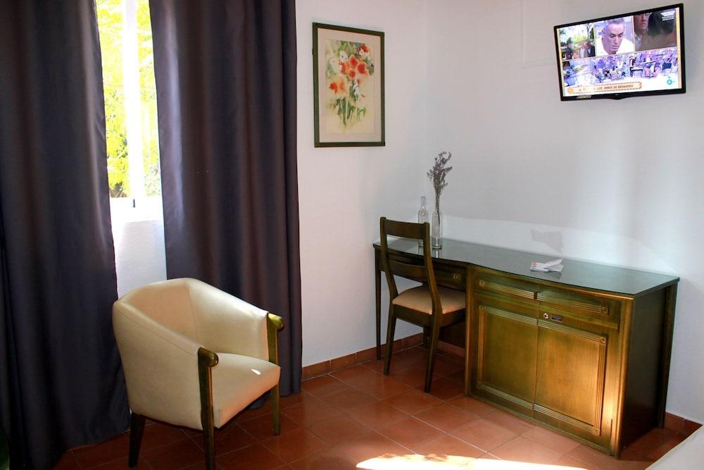 Guest house Lantana Garden Pilas