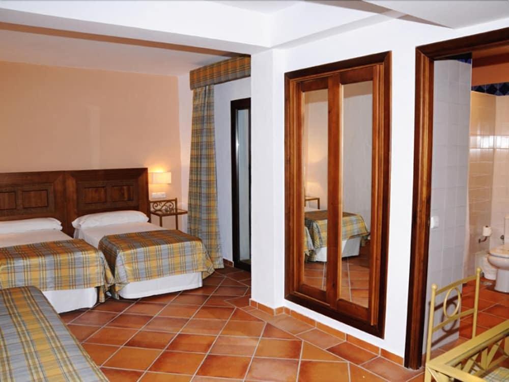 Doña Lola Zahara 4*